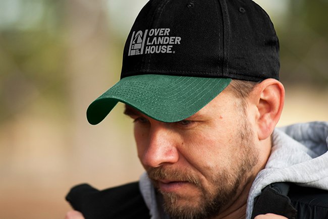 Hombre usando una gorra con el logotipo Overlander House